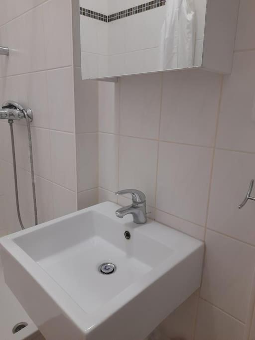 Zwei-Zimmer Wohnung In Wiesbadens Westend Bagian luar foto